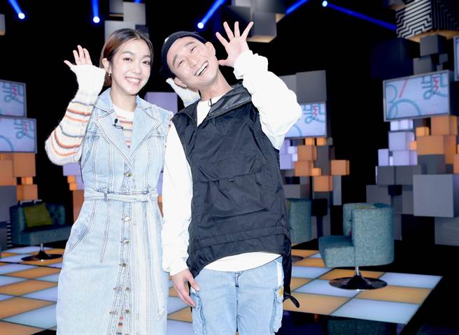 大霈（左）、浩子上公视《36题爱上你》宣传新节目。（公视提供）