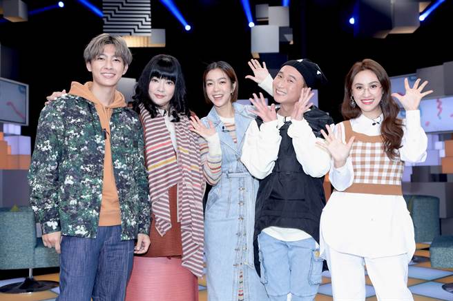 大霈、浩子（中、右2）上炎亚纶、唐绮阳、吴姗儒（左1、2，右1）主持的《36题爱上你》。（公视提供）