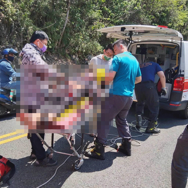 騎士跌落霧台山坡，所幸被樹枝擋住救命。(屏縣消防局提供)