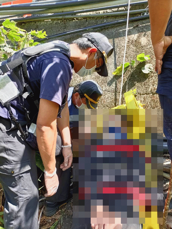 騎士跌落霧台山坡，所幸被樹枝擋住救命。(屏縣消防局提供)