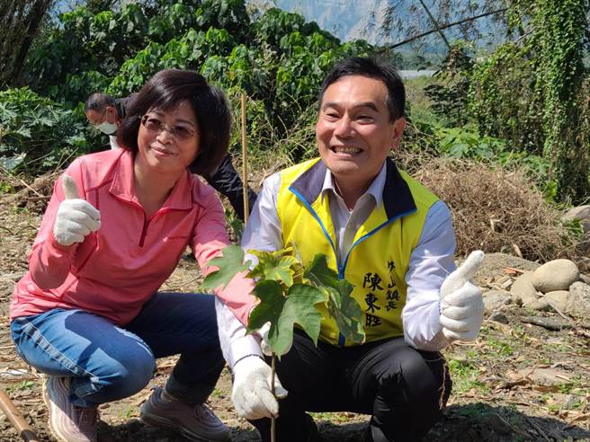 竹山镇长陈东睦（右），12日种下油桐树苗。（竹山镇公所提供／廖志晃南投传真）