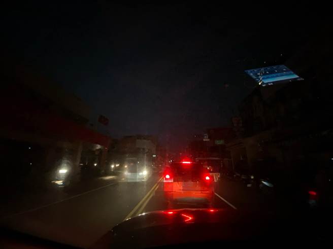 國民黨高市黨部副主委曹桓榮今（12）日傍晚在臉書聲援蔣萬安，並痛批「電火球」欠電又秀下限。圖為303高雄停電路燈不亮。（擷取自曹桓榮臉書）