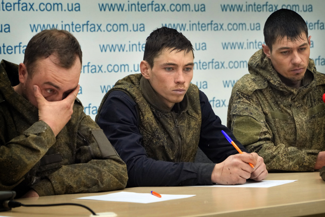 基辅近期举行的新闻发布会上，投降俄军指出，如果日后被交换回国，恐怕遭行刑队枪决。(图/美联社)  