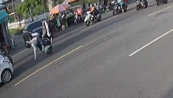 从摊商驱赶一直到骑士倒栽葱事故，整个串联起让网友直呼「完美诠释了蝴蝶效应」。（翻摄自爆料公社）