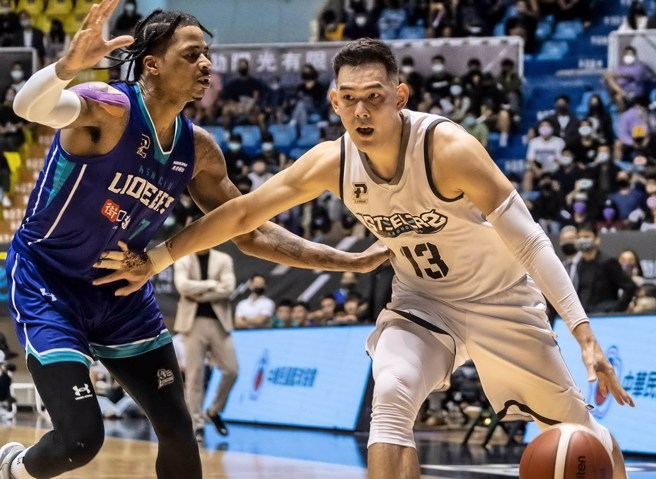 呂政儒距離生涯一千顆三分球僅剩兩顆距離。(高雄鋼鐵人提供)