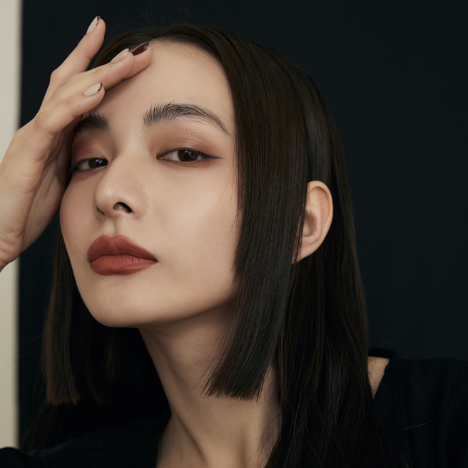 MODEL示範植村秀時尚大師9色眼影盤冷淡沙漠。（圖／品牌提供）