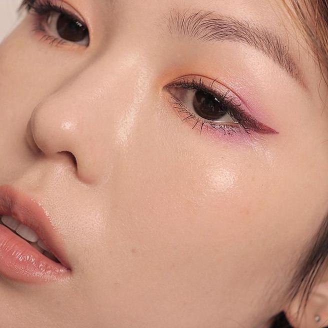 彩妝師Mia LouLou示範LUNASOL 2022春妝。（圖／彩妝師Mia LouLou IG@mia21lou）