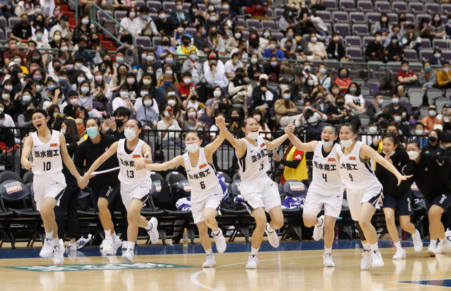 HBL四強賽淡商迎戰陽明，淡商以77比68擊敗陽明，比賽結束，淡商球員衝入場內慶祝闖入冠軍賽。（陳怡誠攝）