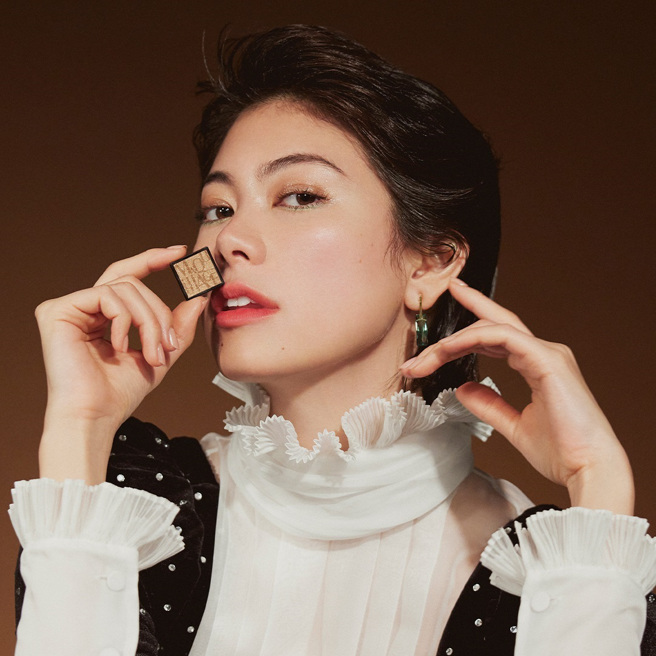 MODEL示範心機彩妝熱戀巧克力拼色眼影。（圖／品牌提供）