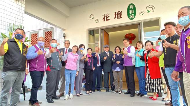 由花坛乡老人文康中心改造而成的秀和苑日照中心，歷经半年多试营运，12日正式开幕，室内有138坪宽敞空间，户外还有1300坪绿地。（谢琼云摄）