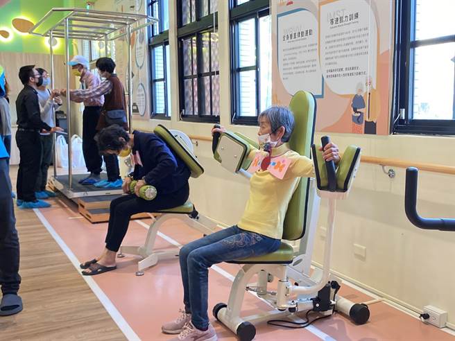 花坛日照中心秀和苑，以老旧的老人文康中心礼堂改造而成，室内空间规画新奇活泼又温馨，学习区手作体验课程丰富多元，运动游乐园里健身器材更是一应俱全，统统为银髮族专属、量身打造。（谢琼云摄）