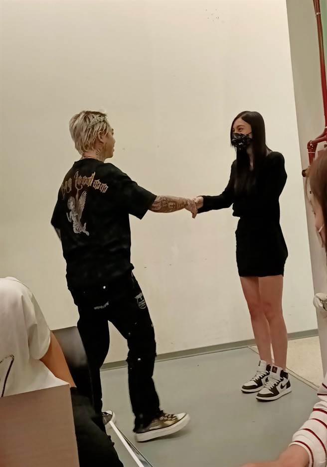 谢和弦（左）与莉娅握手彼此祝福。（尤嬿妮摄）