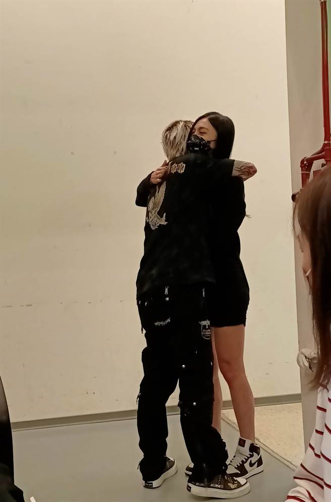 谢和弦（左）与莉娅拥抱彼此祝福。（尤嬿妮摄）