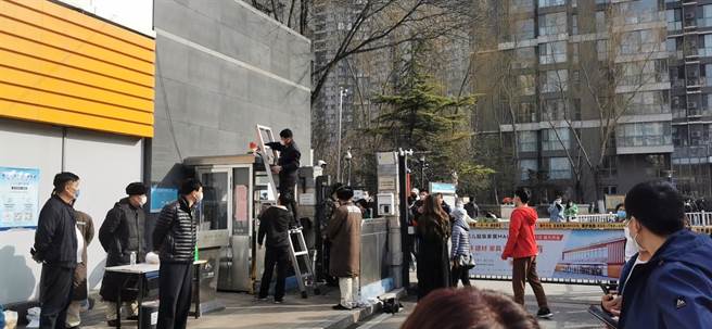 北京富力城Ｄ区被列入「临时管控区」，人员只进不出，警察在各出入口架设人脸辨识系统。（读者提供）