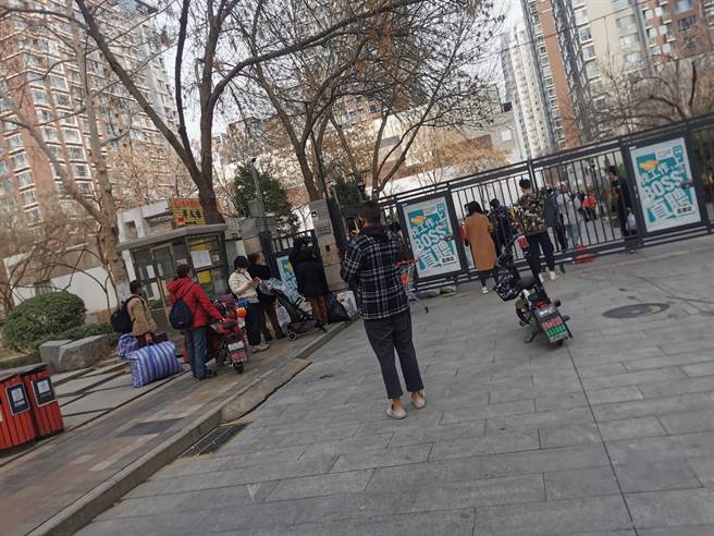 北京富力城Ｄ区今天下午被列入「临时管控区」，人员只进不出，居民闻讯后纷纷收拾细软「逃离」避难。（读者提供）