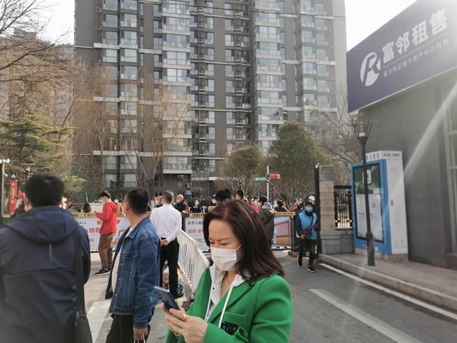 北京富力城Ｄ区今天下午被列入「临时管控区」，人员只进不出，社区外的马路上挤满民眾，焦急的打电话联繫家人。（读者提供）