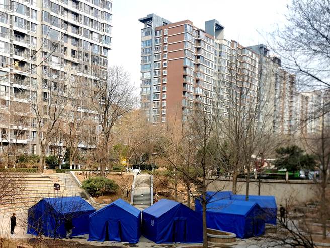 北京富力城Ｄ区今天下午被列入「临时管控区」，人员只进不出。社区内的空地上搭建起蓝色帐篷，检疫人员将陆续进驻为居民展开核酸检测。（读者提供）