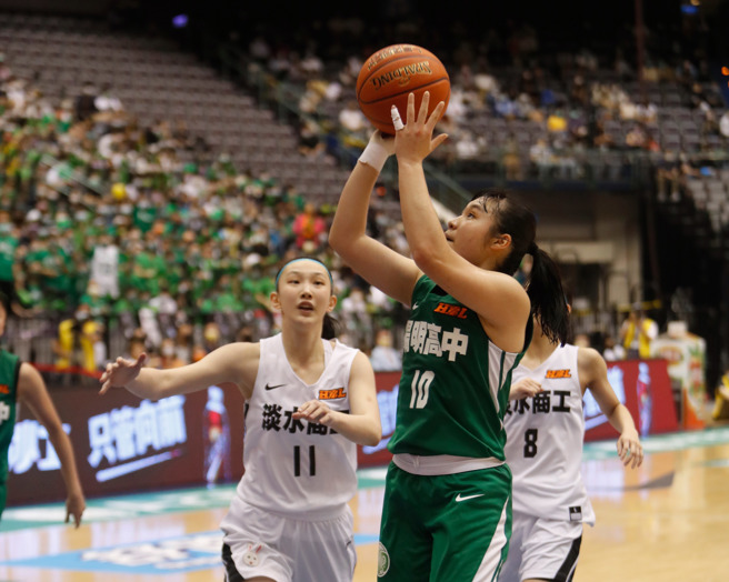 陽明高中施佩儀（前）貢獻16分，幫助球隊一度領先8分。（陳怡誠攝）