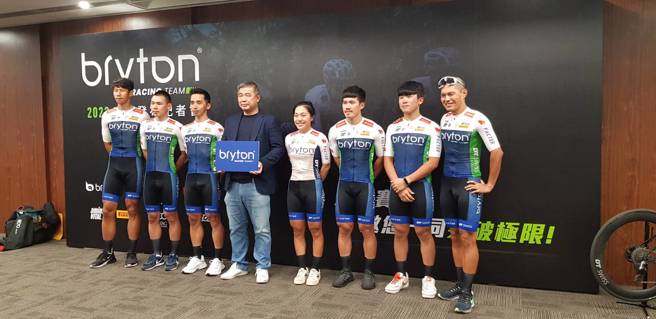 Bryton自由车队萧世鑫（右三）、邱圣芯（右四）期盼能前进杭州亚运为国争光。（陈筱琳摄）