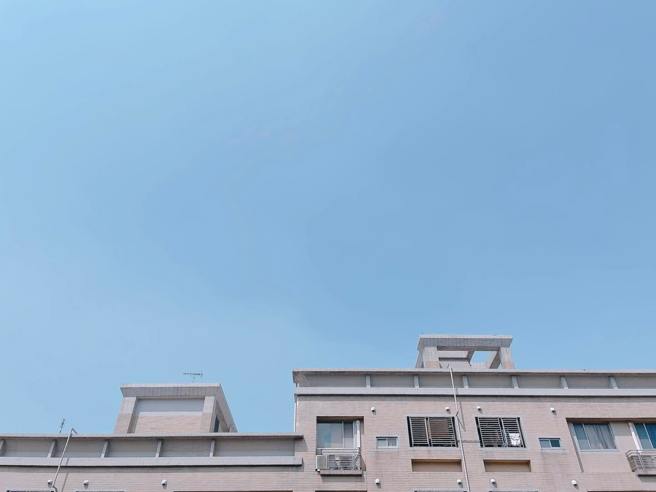 翠蕊說這兩天蘆竹空氣都有一股像烤肉般的濃煙味。（圖／FB@翠蕊）