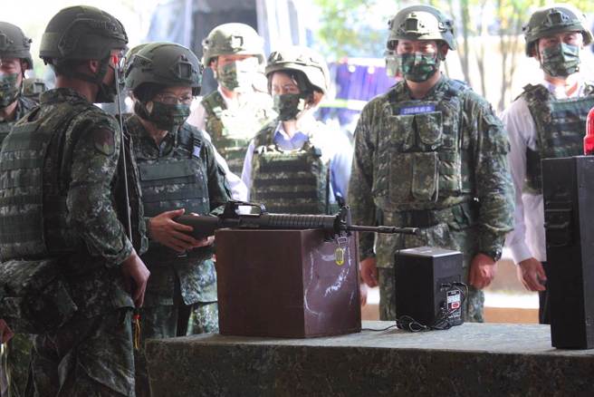 外界称为「史上最硬」的14天新制教召正式上路，蔡英文总统（左二）12日亲自前往林口南势埔靶场视导教召部队训练状况，并实地操作65K2步枪雷射指示器。（张铠乙摄）
