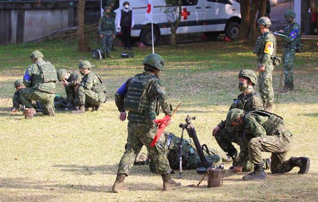 外界称为「史上最硬」的14天新制教召，其中首批的「陆军206旅教召部队」12日在林口台地实施60迫炮操作训练，以熟稔射击流程。（张铠乙摄）
