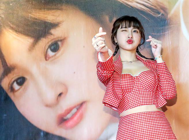 峮峮今在金石堂板橋店舉辦簽書會，小露酥胸答謝粉絲。（粘耿豪攝）