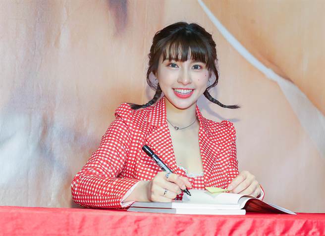 峮峮今開心出席簽書會。（粘耿豪攝）