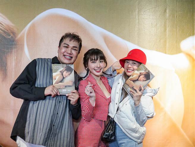 好友關韶文、鬼鬼（吳映潔）今突然現身簽書會，給峮峮驚喜。（波麗佳音台灣提供）