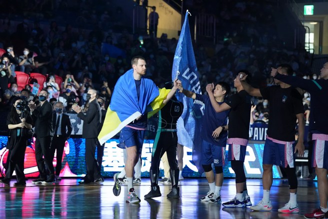 塞瑟夫披上乌克兰国旗跟队友击掌。(富邦勇士提供)