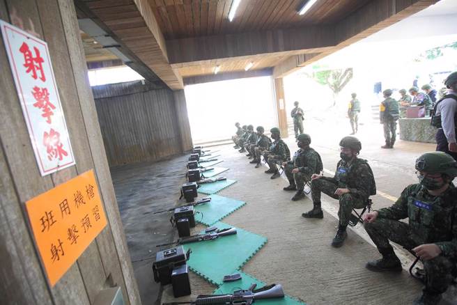 外界稱為「史上最硬」的14天新制教召，其中首批參訓的「陸軍206旅教召部隊」12日在林口台地進行65K2步槍雷射指示器的射擊預習。（張鎧乙攝）