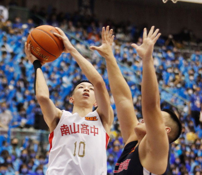 南山高中宋昕澔（左）攻下23分。（陈怡诚摄）