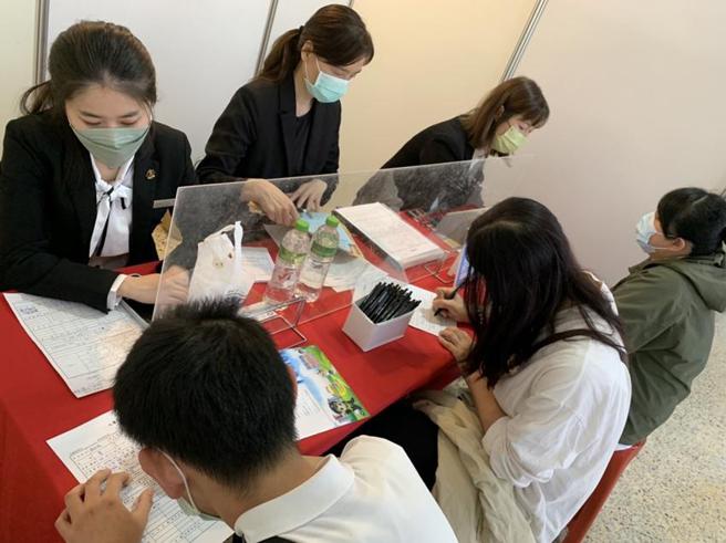 （築間餐飲集團現場招募超過百人，面試攤位大排長龍！圖／築間提供）