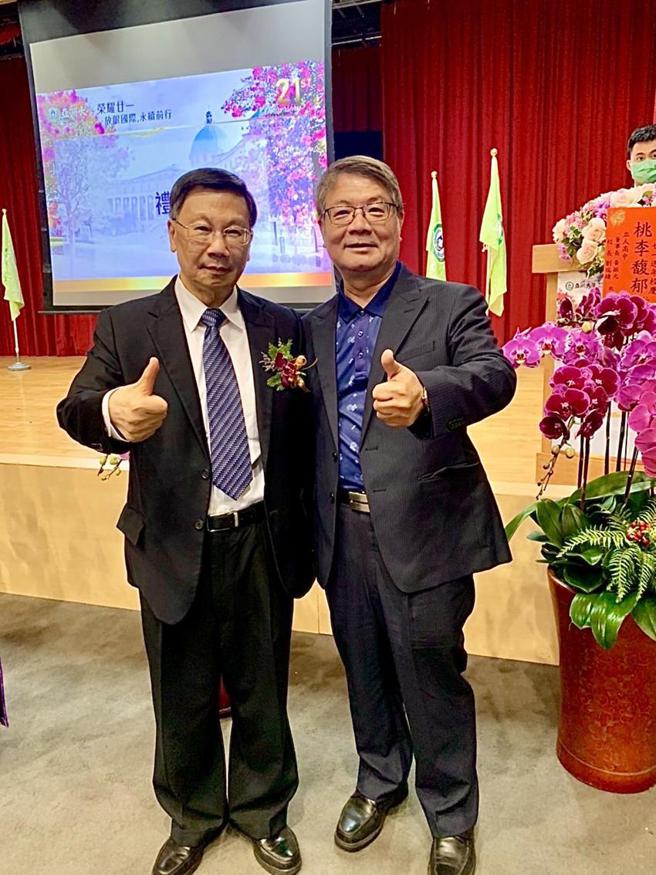（亚洲大学庆祝21周年校庆，颁奖表扬杰出校友企业家林吉财（右）。图／业者提供）