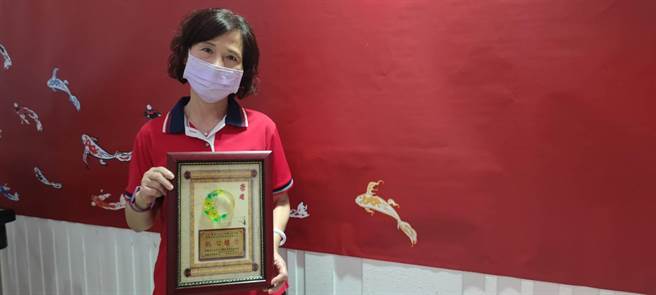 桃園家扶中心志工簡美玲20年前照顧入住安寧病房的公公，當時志工給她支持。她後來投入家扶志工行列。(賴佑維攝)