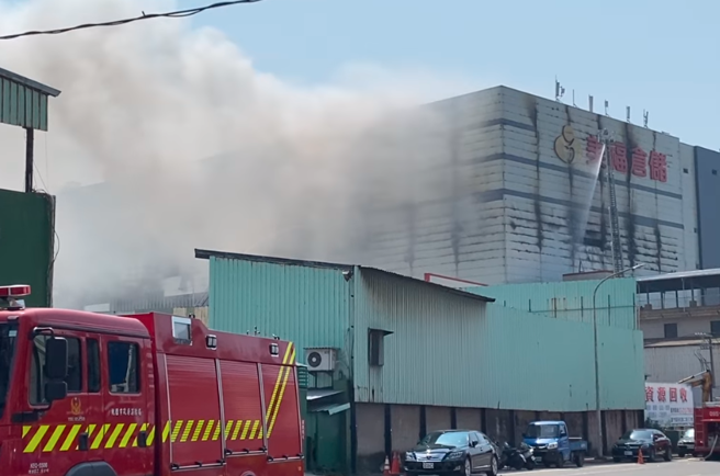 桃园市芦竹区长安路二段的美福仓储10号晚间传出火警，现场推放危险物品物质，燃烧位置于4楼并有延烧到5楼，冒出浓烟与刺鼻气味，火势至今仍未完全扑灭