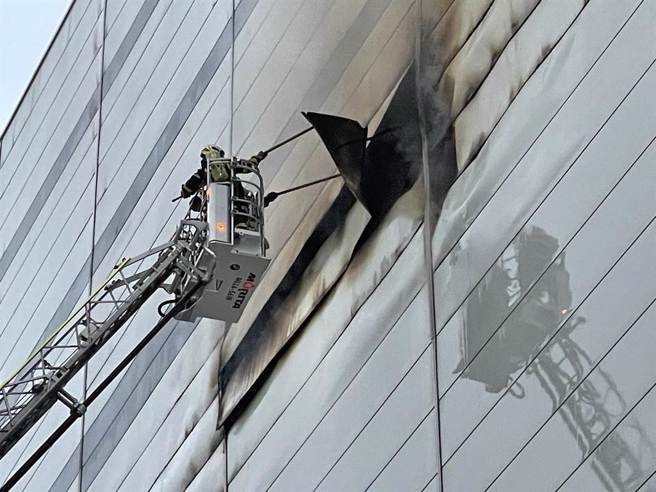 桃园市的美福仓储10号晚间传出火警，现场推放危险物品物质，燃烧位置于4楼并有延烧到5楼，冒出浓烟与刺鼻气味，火势至今仍未完全扑灭。（资料照）