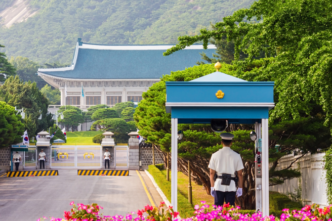 尹锡悦有意将总统办公室迁移至光化门广场，但外界担忧，当地环境恐大幅增加总统维安难度。图为青瓦台。（达志影像／shutterstock）