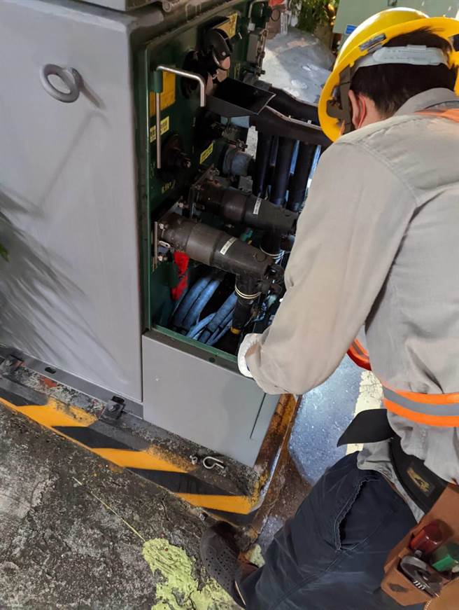 台南市12日晚间路灯大停电，台电人员紧急抢修。（台电台南营运处提供／程炳璋台南传真）