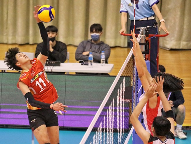 极速超跑陈菀婷在网前成功扣杀。(中华排协提供)