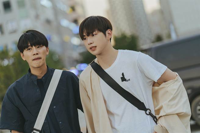 姜丹尼尔为主演《警校菜鸟》演唱插曲〈Hush Hush〉。（Disney＋提供）