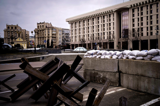 應對俄軍可能全面進攻，基輔市民幫忙設置路障。（資料照／美聯社）