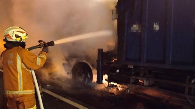 桃園市龜山區國道1號南下46公里處今天20時發生大貨車火燒車意外。(翻攝照片)