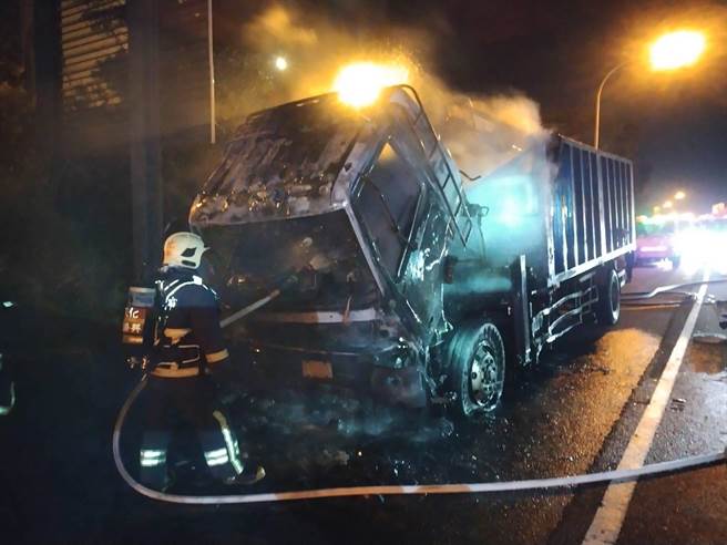 桃園市龜山區國道1號南下46公里處今天20時發生大貨車火燒車意外。(翻攝照片)
