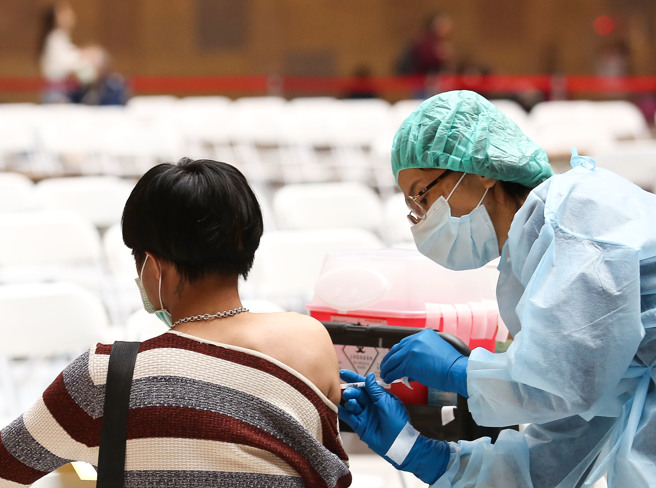 台南市从5日到11日单周累计15起确诊病例，其中更发现有确诊者连1剂疫苗都未接种，卫生局统计，目前台南第1剂涵盖率8成多、第2剂7成多、第3剂近4成，仍有努力空间。（施打疫苗示意图，陈俊吉摄）