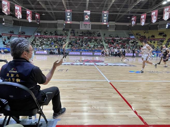 台中市府運動局長李昱叡到場代表市府致上謝意，讚賞球隊精彩表現。（台中市政府提供／盧金足台中傳真）