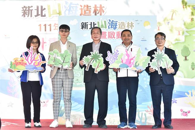 新北市推動「新北山海造林計畫」，市長侯友宜在植樹節於新北市文山農場宣示計畫啟動，東森集團率先響應計畫推動，副總裁廖尚文代表出席簽訂合作意向書。右起東森集團副總裁廖尚文、新北市長侯友宜、新北市農會理事長林讚枝。（東森集團提供）