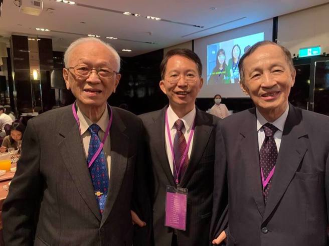 一中事件，前司法院大法官孙森焱(左)也罕见对此评论，认为依自己所知，学生并无对老师录音权利。 (图／孙森焱脸书)