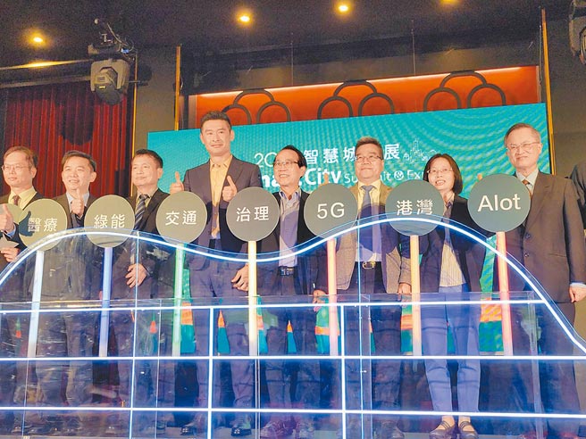 高雄副市长林钦荣（右四）、台湾智慧城市产业联盟会长柯胜峯（左四）等人，11日举办2022高雄智慧城市展的展前记者会。图／顏瑞田