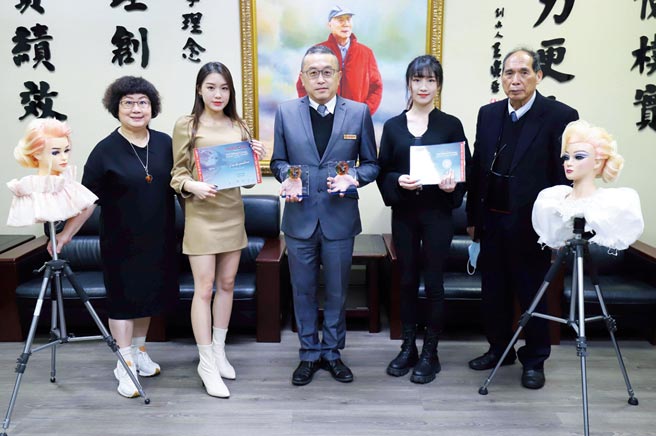 育达科大荣获OMC世界杯线上锦标赛青年组新娘髮型金牌郭家彤（右二）、银牌许诗雅（左二）同学与校长黄荣鹏（图中）及师长合影。    图／育达科大提供
